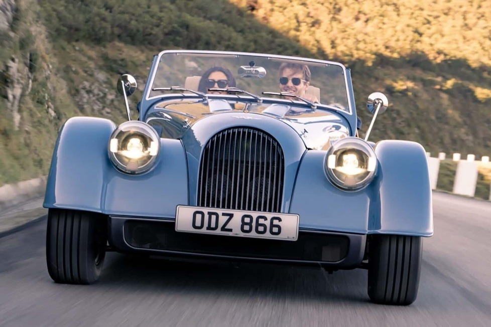 Morgan legt an den Klassiker Plus Four vorsichtig Hand an. Unter der Haube arbeitet BMW-Technik