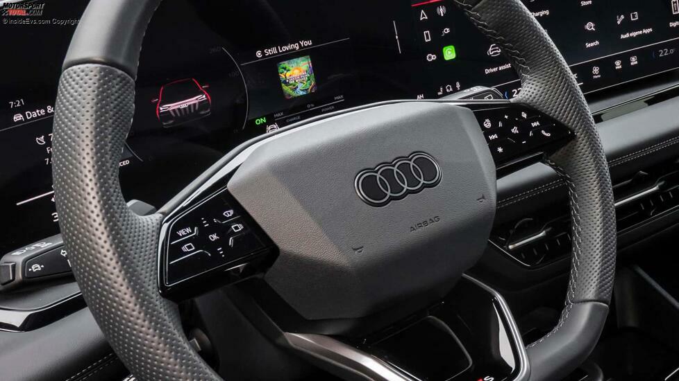 Audi Q6 e-tron (2024): Die Tasten am Lenkrad sehen gut aus, wirken bei der Bedienung aber billig