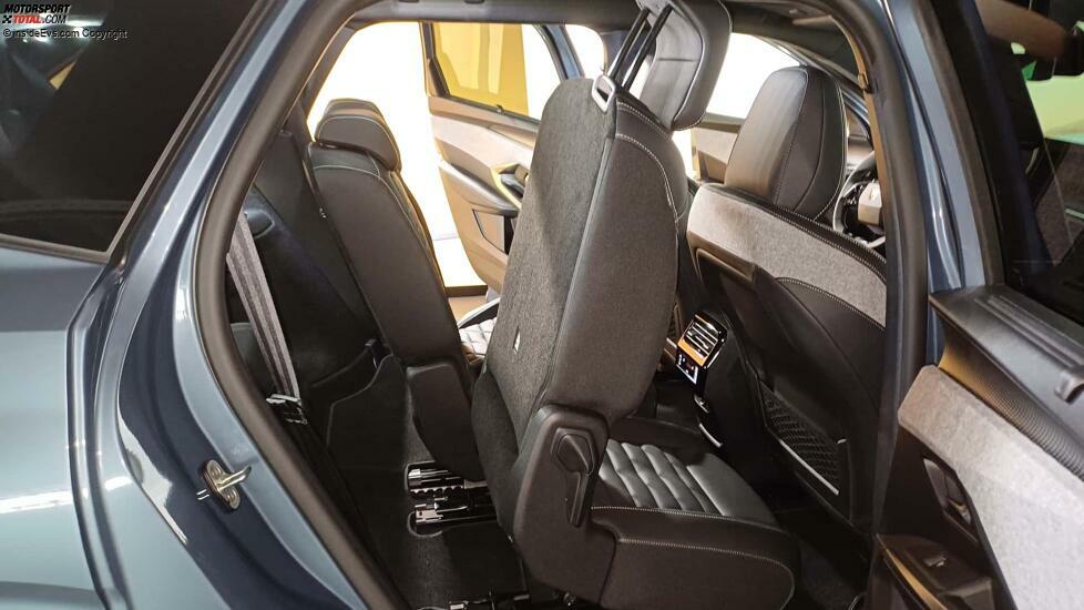 Peugeot E-5008 (2024): Zum Einsteigen schwingen die Sitze der zweiten Reihe nach oben und vorne
