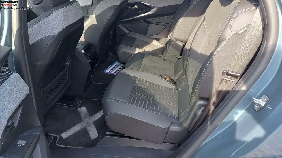 Peugeot E-5008 (2024): Die Sitze der 2. Reihe lassen sich um 15 cm längs verschieben