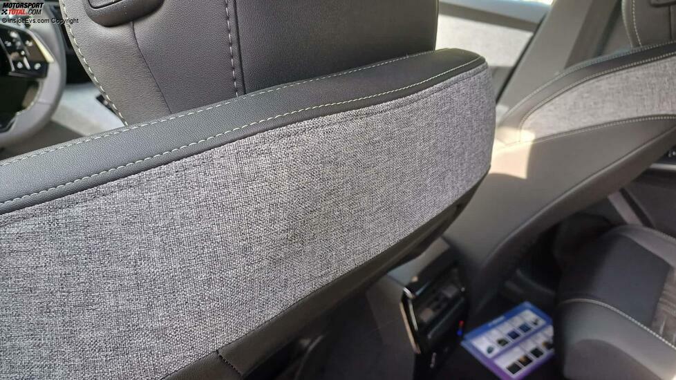 Peugeot E-5008 (2024): An der Rückseite der Vordersitze gibt es einen weichen Wollstoff in Hellgrau