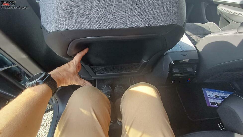 Peugeot E-5008 (2024): Ist der Sitz ganz hinten, bleiben dem Autor und 15 cm Kniefreiheit