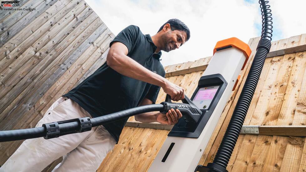 Sai Shivareddy an der 800-Volt-Ladesäule
