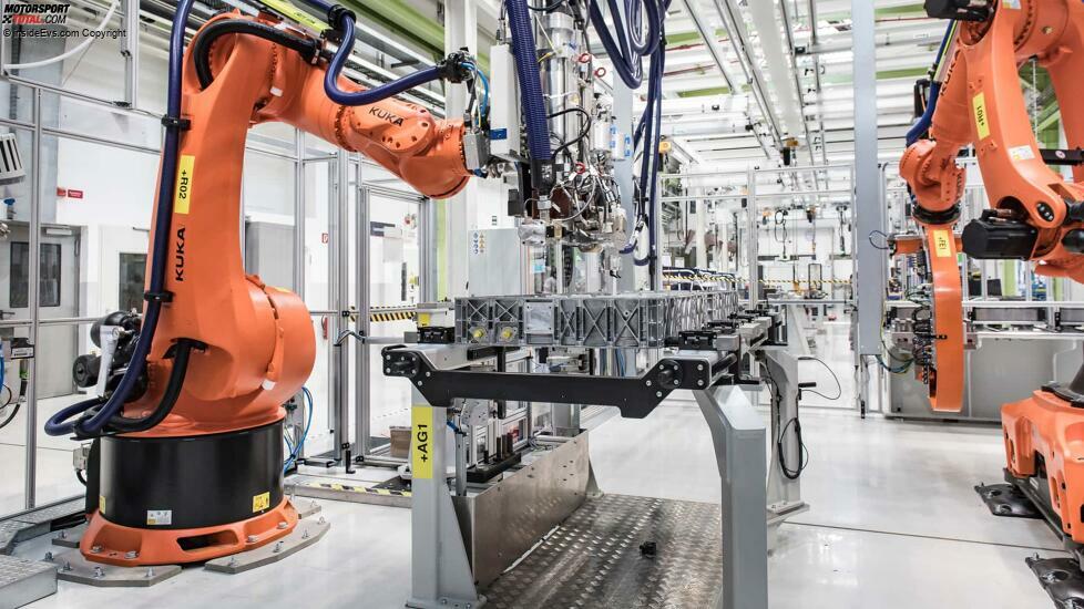 MAN-Batterie-Technikum: Bisher werden die Batterien nur manuell gebaut, doch ab 2025 sollen jährlich bis zu 100.000 Batterien bei MAN in Nürnberg vom Band laufen