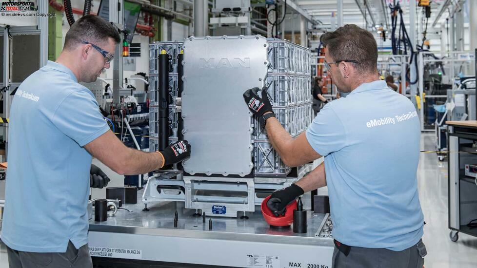 MAN-Batterie-Technikum: Bisher werden die Batterien nur manuell gebaut, doch ab 2025 sollen jährlich bis zu 100.000 Batterien bei MAN in Nürnberg vom Band laufen