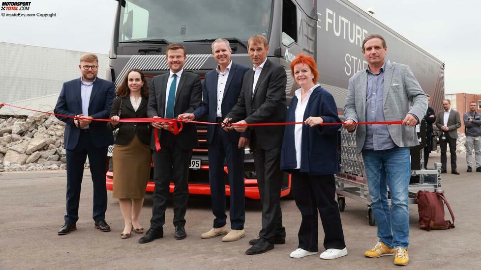 Von links: Florian Hagemann, Geschäftsführer LoadFox Transport Solutions GmbH, Andrea Heilmaier, Nürnberger Wirtschaftsreferentin, Marcus König, Nürnberger Oberbürgermeister, Ulrich Zimmer, Standortleiter MAN Nürnberg, Michael Kobriger, MAN-Produktionsvorstand, Barbara Fuchs, Wirtschaftspolitische Sprecherin der Grünen im Landtag und Markus Wansch, Betriebsratsvorsitzender MAN Nürnberg.