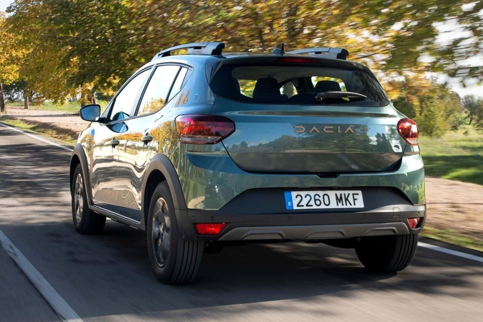 Der Dacia Sandero liegt vorne, gefolgt vom Volkswagen Golf und dem Renault Clio. Tesla verliert an Boden