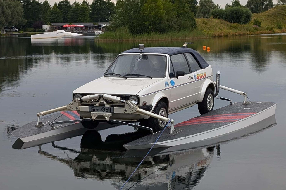 Das bizarre Amphibienfahrzeug, der VW See-Golf von 1983, fährt knapp 40 km/h - auf dem Wasser!