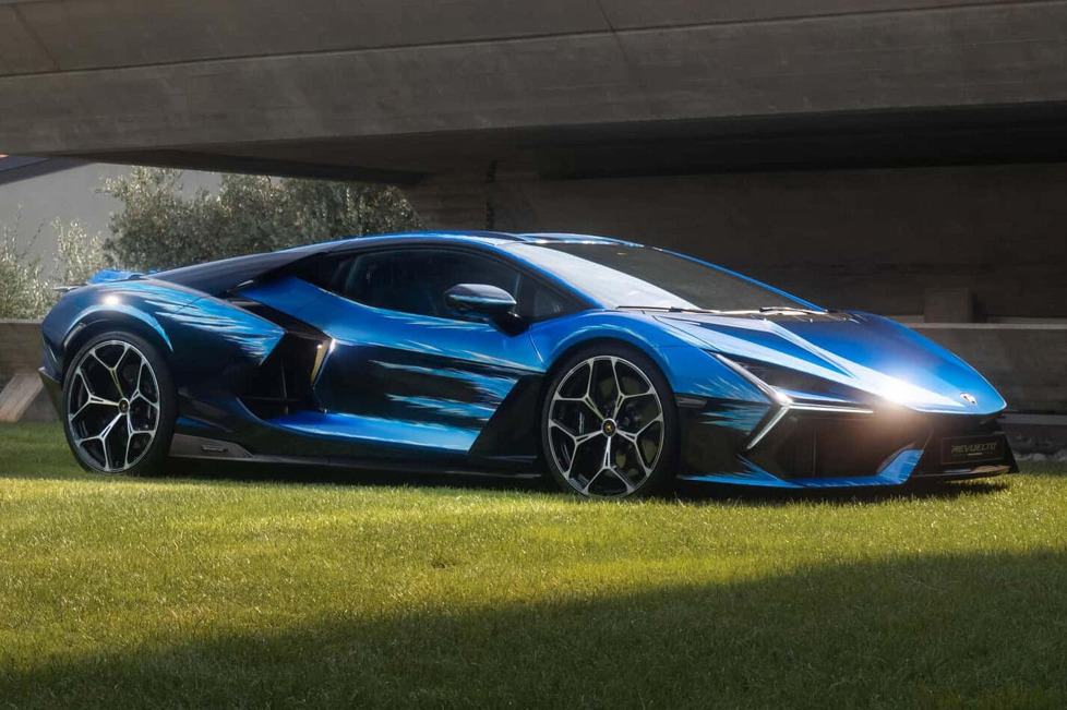 Lamborghini zeigt ein Unikat, in dessen Lackierung 475 Stunden Arbeit stecken - Das besondere Blau soll die Meereslandschaften Sardiniens widerspiegeln