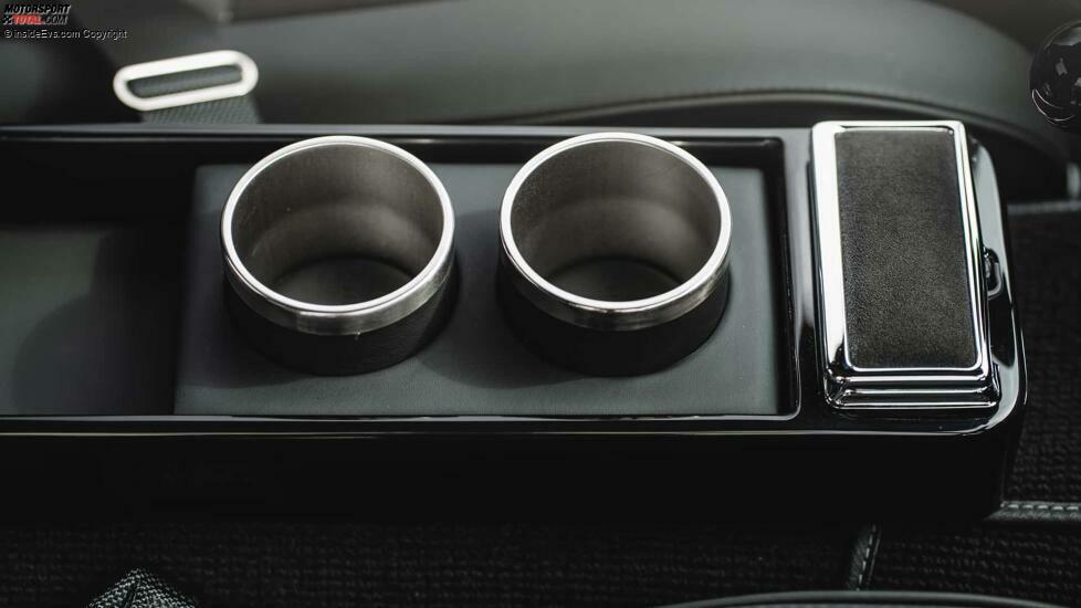 Everrati/Hemmels Mercedes SL (Elektroumbau): Cupholder im Interieur