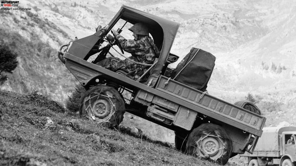 Ein Haflinger führt in den 60er Jahren Militärmanöver in der Schweiz durch