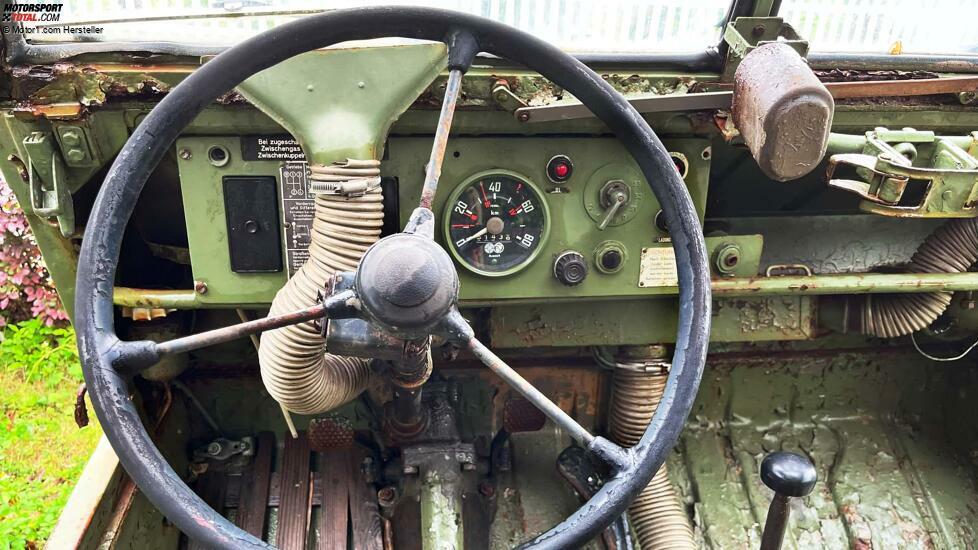 Der Innenraum ist sehr einfach, typisch für Militärfahrzeuge