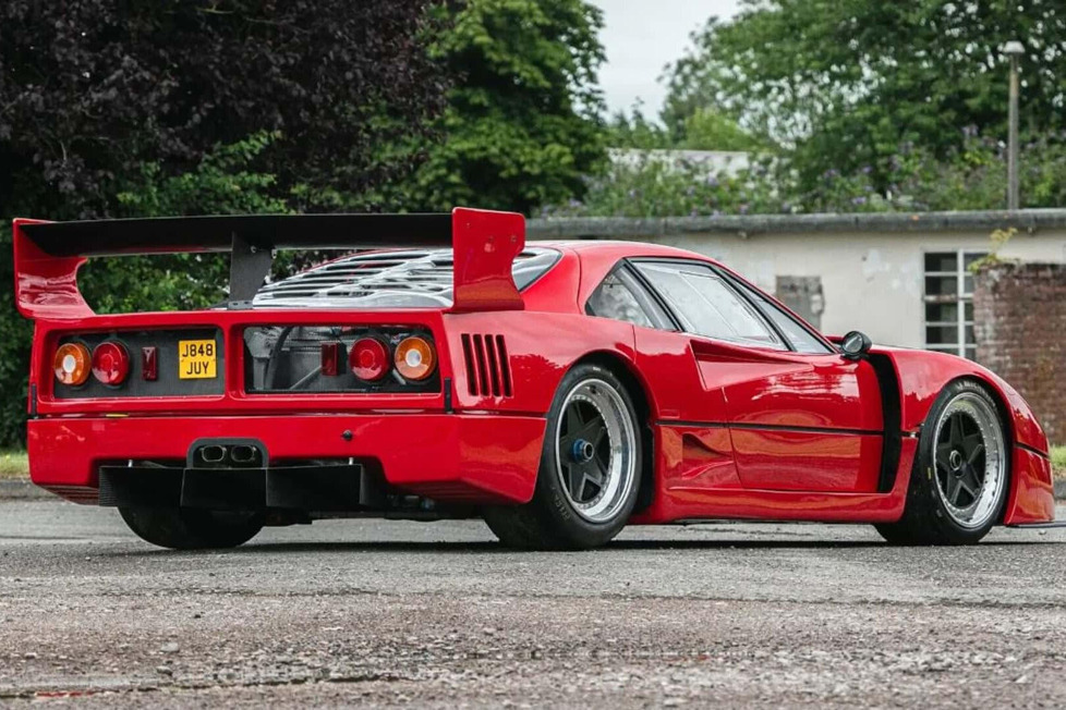 Er wurde von der britischen Firma Simpson gebaut und hat den gleichen 12-Zylinder-Motor wie der 550 Maranello und ein Schaltgetriebe