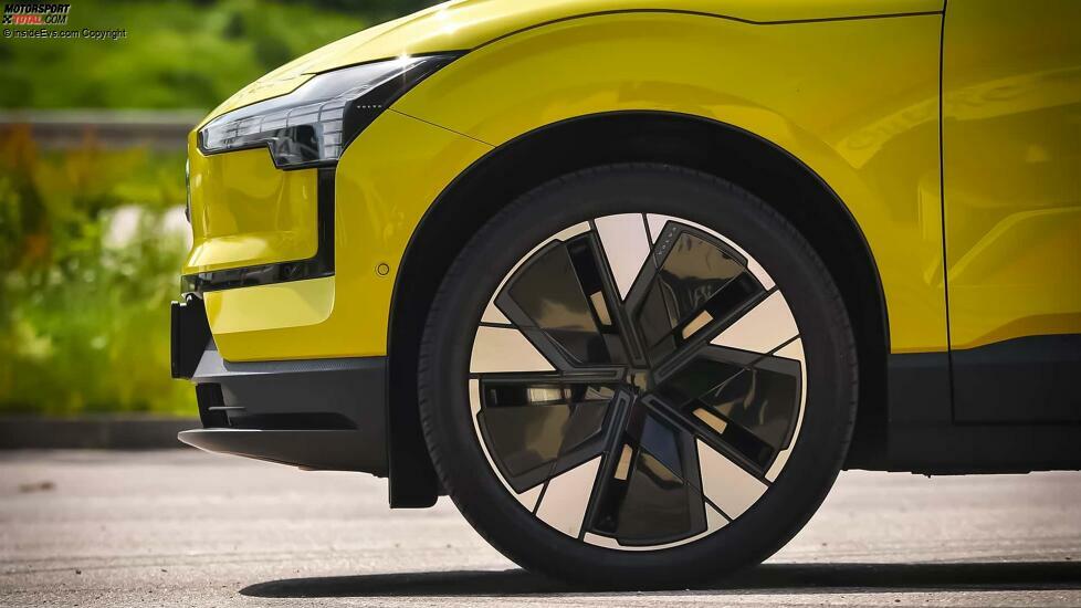 Volvo EX30 Single Extended Range Ultra (2024) in Moss Yellow im Test