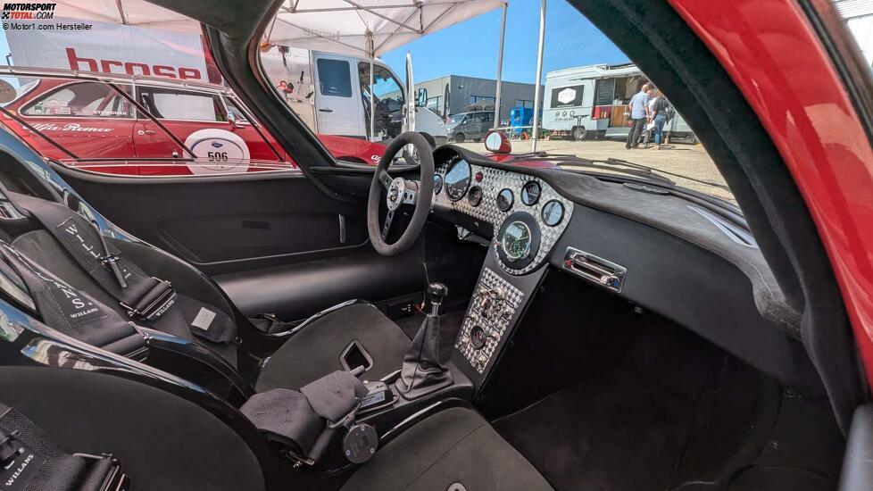 Alfa Romeo 33 Stradale (2024) VS 33 Stradale (1967)