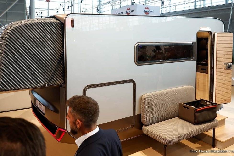 Bürstner stellt den Talis vor: Ein Wohnwagen mit innovativem Design, geeignet für Elektroautos, mit flexiblen Wohnraumerweiterungen und moderner Ausstattung