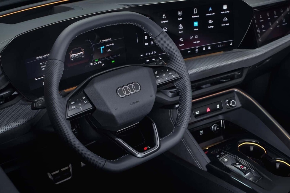 Wir entdecken den Innenraum und das Cockpit des neuen Audi Q5, der jetzt über drei Bildschirme und eine verschiebbare Rückbank verfügt