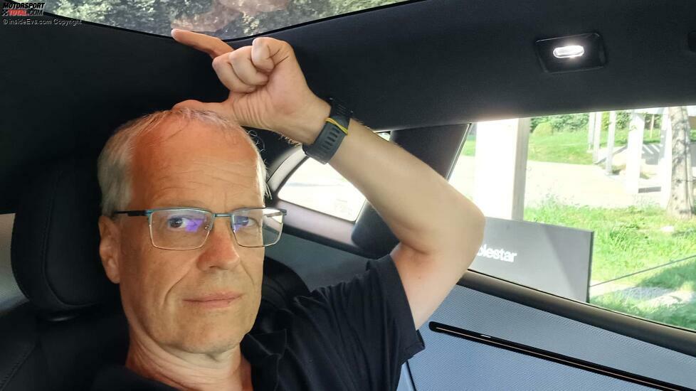 Polestar 4: Dank serienmäßigem Glasdach bleiben etwa acht cm über dem Kopf des 1,76 m großen Autors