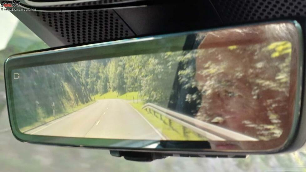 Innenspiegel des Polestar 4: Bei Sonnenschein spiegelt es (wie rechts am Gesicht meines Kollegen am Steuer zu sehen)