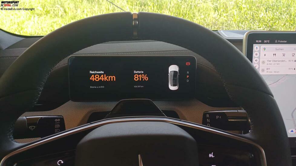 Polestar 4: Der Arbeitsbereich am Steuer mit kleinem Instrumentendisplay und dem Hebel für die Automatikmodi P, N, R und D rechts