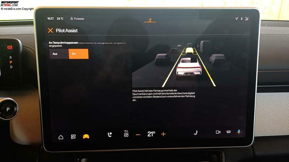 Polestar 4: Anders als beim Polestar 3 kann das Tempolimit hier automatisch in den Tempomat übernommen werden. (Die Anzeigepanne links oben war die einzige, die wir gefunden haben)