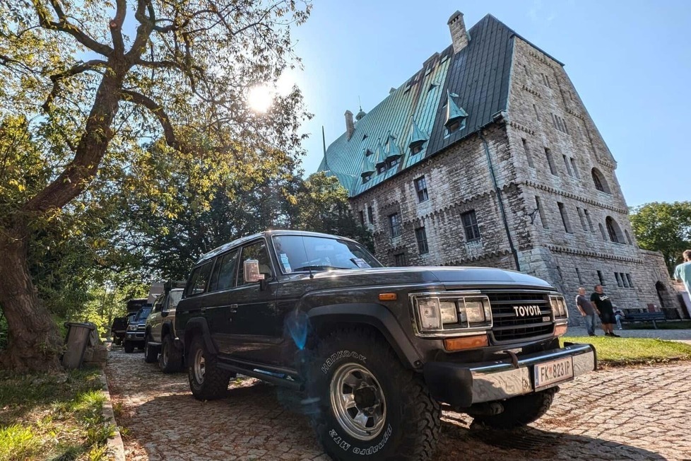 Sonst in den entlegensten Winkeln der Welt unterwegs, kamen Welterkundungsfreudige auf dem Buschtaxi-Treffen 2024 mit ihren Toyota Land Cruiser zusammen