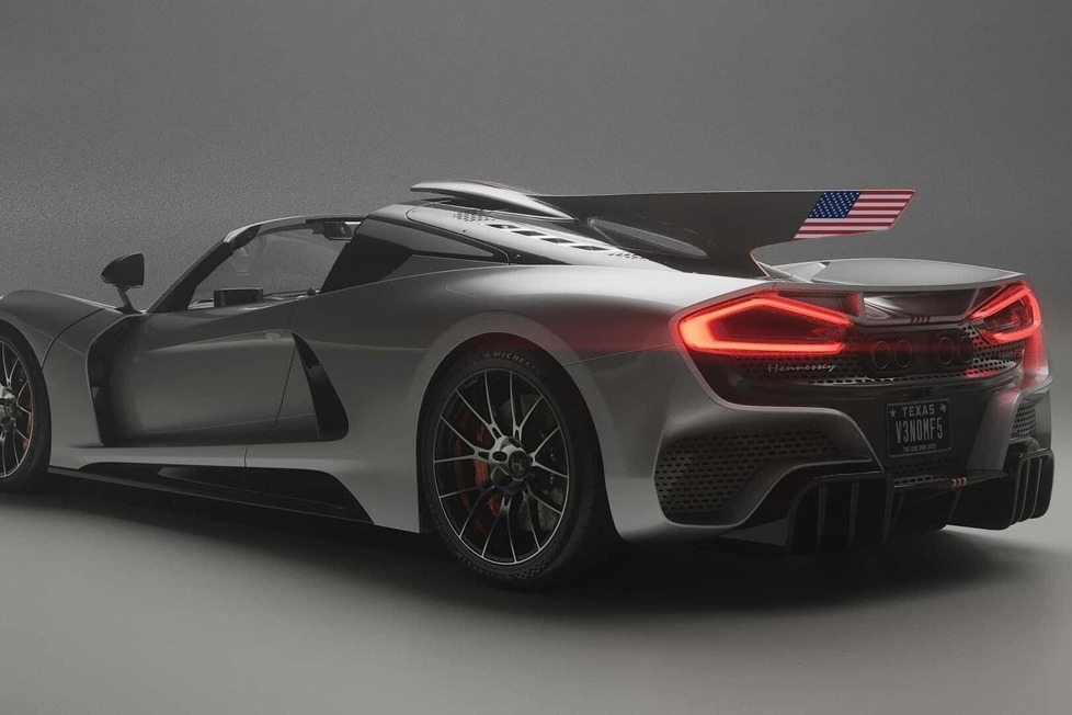 Der Hennessey Venom F5-M Roadster verfügt über 1.842 PS und ein manuelles Sechsgang-Getriebe und ist damit das leistungsstärkste Fahrzeug mit Schaltung