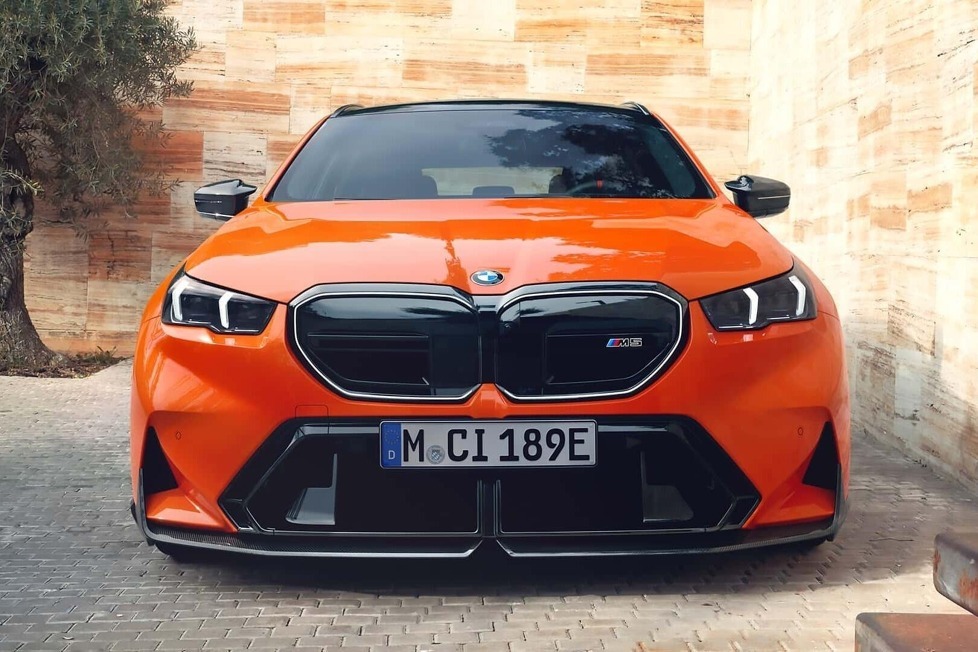 Ein vielfältiges Angebot an Nachrüst-Produkten aus dem Original BMW Zubehör Programm verhilft dem BMW M5 Touring zu einem besonders individuellen Auftritt
