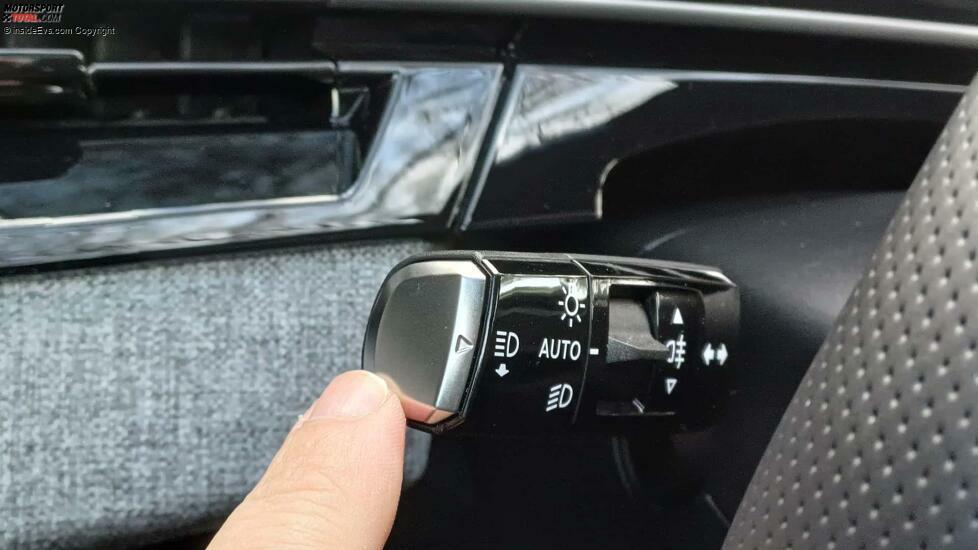 Peugeot E-3008 (2024): Mit diesem Knopf am linken Lenkradhebel wird das Instrumentendisplay konfiguriert