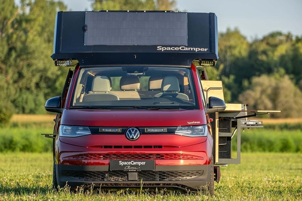 SpaceCamper präsentiert Dachkonzept aus Dachzelt, Aufstelldach und Hochdach und bieten einen neuen Vollausbau für VW Multivan und Ford Tourneo Custom