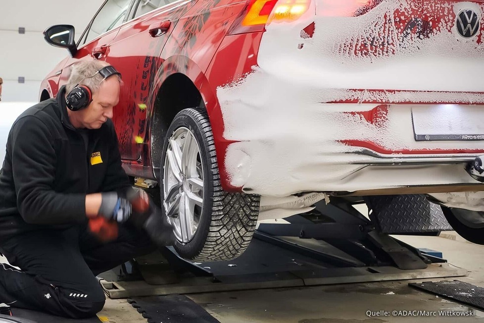 Der ADAC hat 28 Reifen für die untere Mittelklasse in den Dimensionen 215/55 R 17 V und 205/55 R16 untersucht, davon 16 für SUV - Einige fielen glatt durch