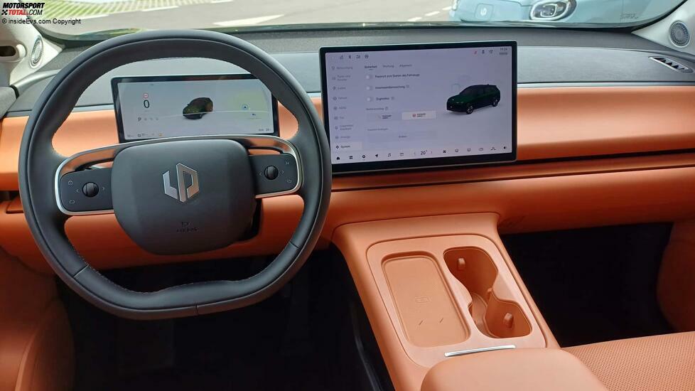 Leapmotor C10 (2024): Die Displayausstattung ist großzügig, das Lenkrad erinnert an Tesla