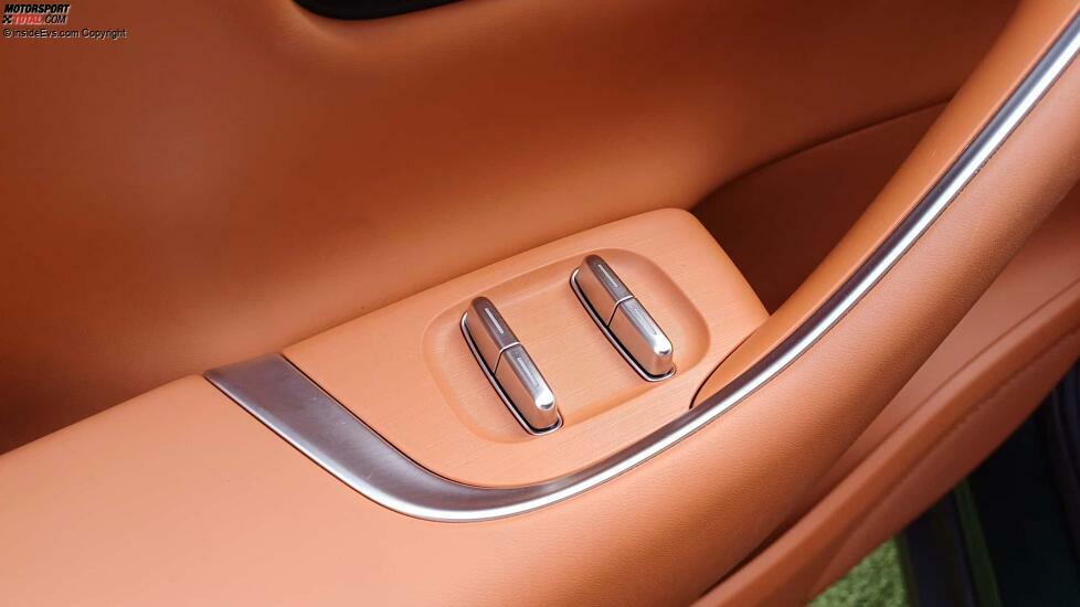 Leapmotor C10 (2024): Knöpfe für die Fensterheber an der Türinnenseite. Die Außenspiegel werden per Touchscreen und Lenkrad eingestellt.