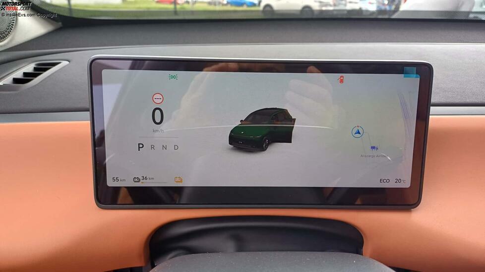 Leapmotor C10 (2024): Das Instrumentendisplay zeigt auch eine kleine Ansicht des nächsten Navi-Manövers
