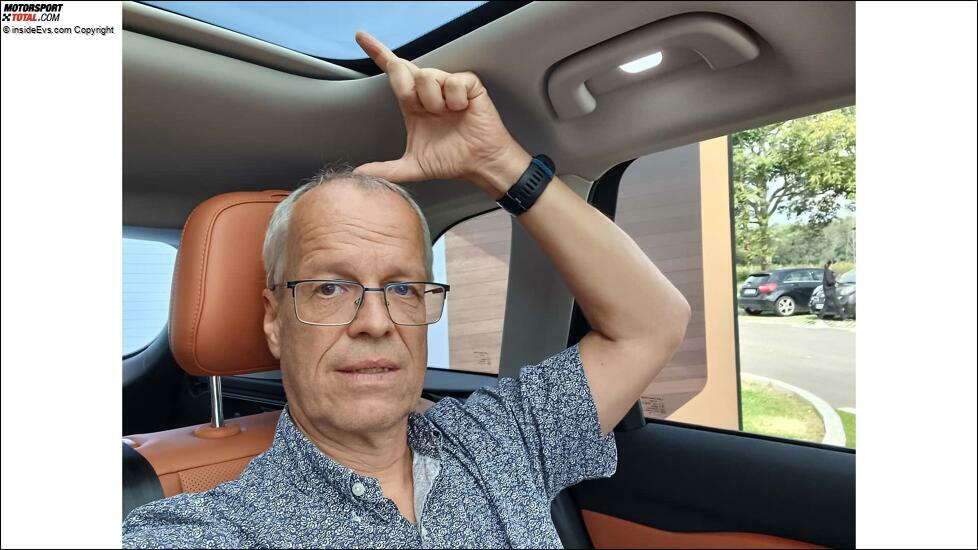 Leapmotor C10 (2024): Auch die Kopffreiheit im Fond ist üppig. Das Glasdach trägt dazu bei.
