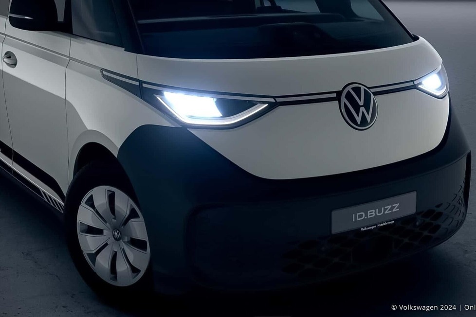 Volkswagen Nutzfahrzeuge überrascht mit einem neuen Einstiegsmodell des ID. Buzz: Auffallend sind die unlackierten Stoßfänger und Stahlfelgen