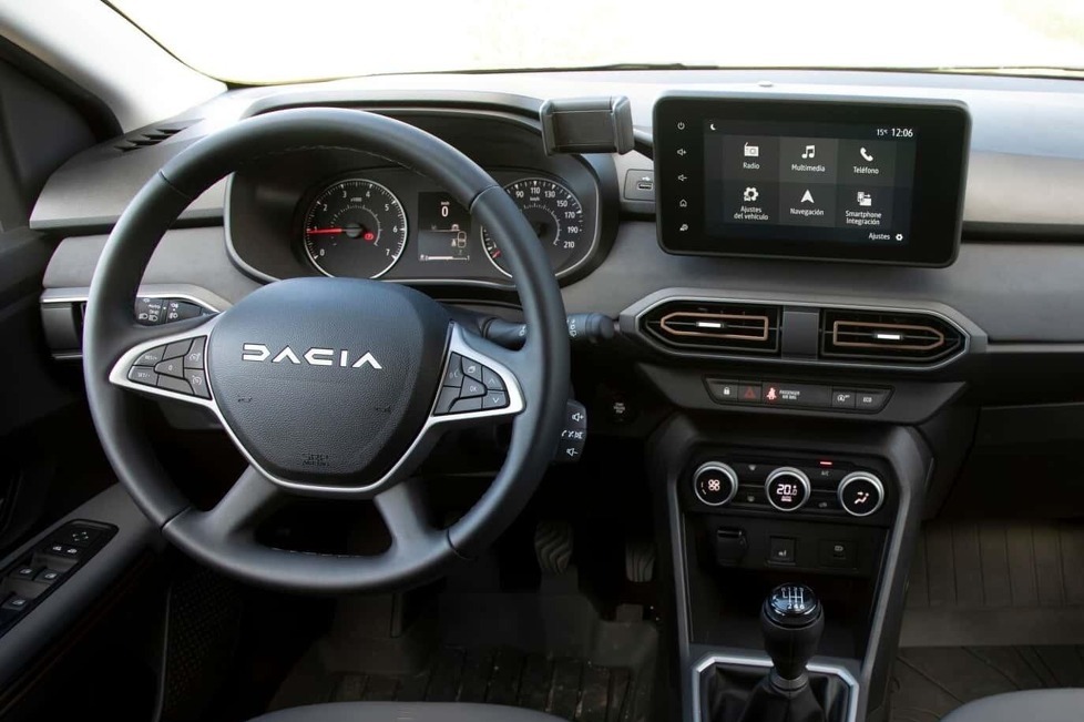 Wir steigen in den Dacia Sandero ein, um herauszufinden, wie der Innenraum bis ins kleinste Detail aussieht, von den Polstern bis zum Kofferraum