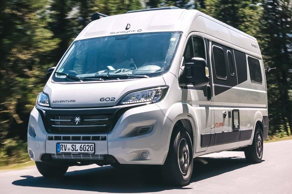 Der Sunlight Cliff 602 Adventure ist ein kompakter Campervan mit zwei Schlafplätzen, Küchenzeile und Bad - ideal für outdoor- und naturbegeisterte Paare