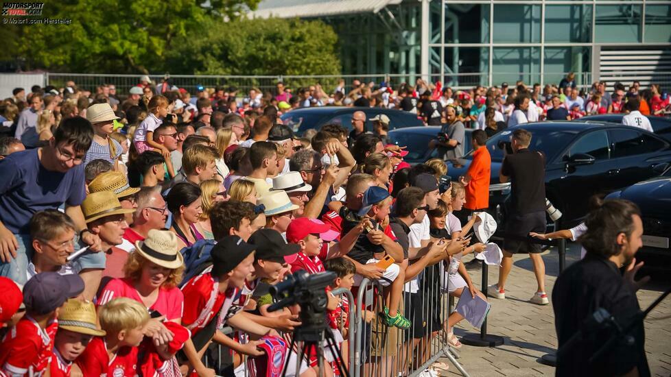 Audi Fahrzeugübergabe an die Spieler des FC Bayern München 2023