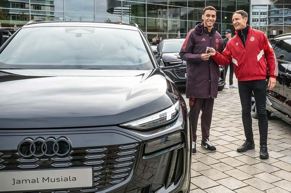 Audi übergibt die neuen Dienstwagen der Saison 2024/25 an den FC Bayern München:  Die Flotte besteht ausschließlich aus vollelektrischen Fahrzeugen