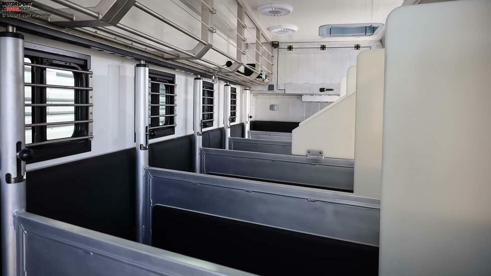 Mercedes-Benz Actros als Pferdetransporter mit Élégance Lounge von Théault