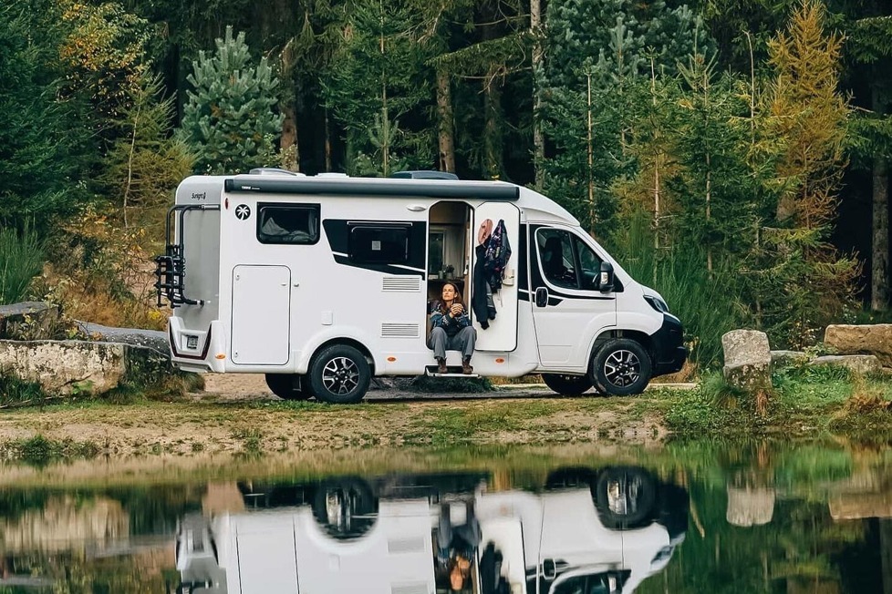 Frische Vans mit funktionalen, kompakten Grundrissen, ideal für Camping und Outdoor-Abenteuer in der Natur