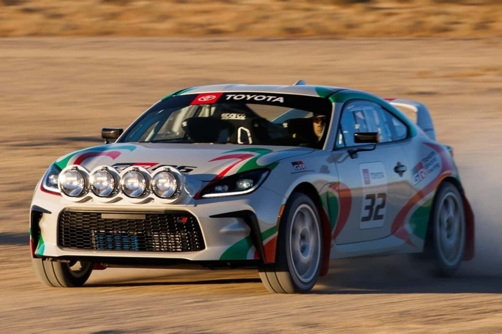 Das GR86 Rally Legacy Concept debütiert auf der SEMA mit einer Retro-Lackierung und dem Motor des GR Corolla ...