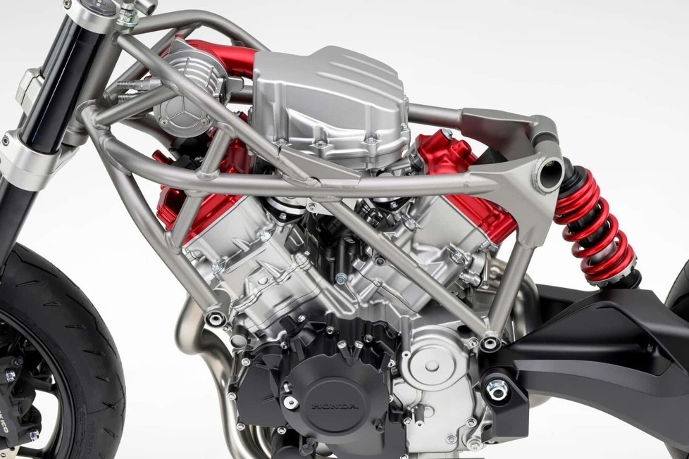 Neben zwei Elektromodell-Studien präsentierte der Hersteller auf der EICMA 2024 auch dieses Motorenkonzept für künftige Bikes mit großvolumigen Antrieben