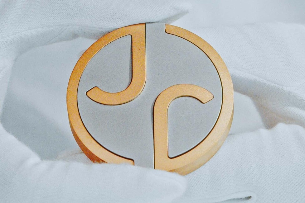 Die Revolution der britischen Marke sorgt für ganz neue Logos - Wir werden sie auf dem ersten Auto am 2. Dezember in Miami sehen