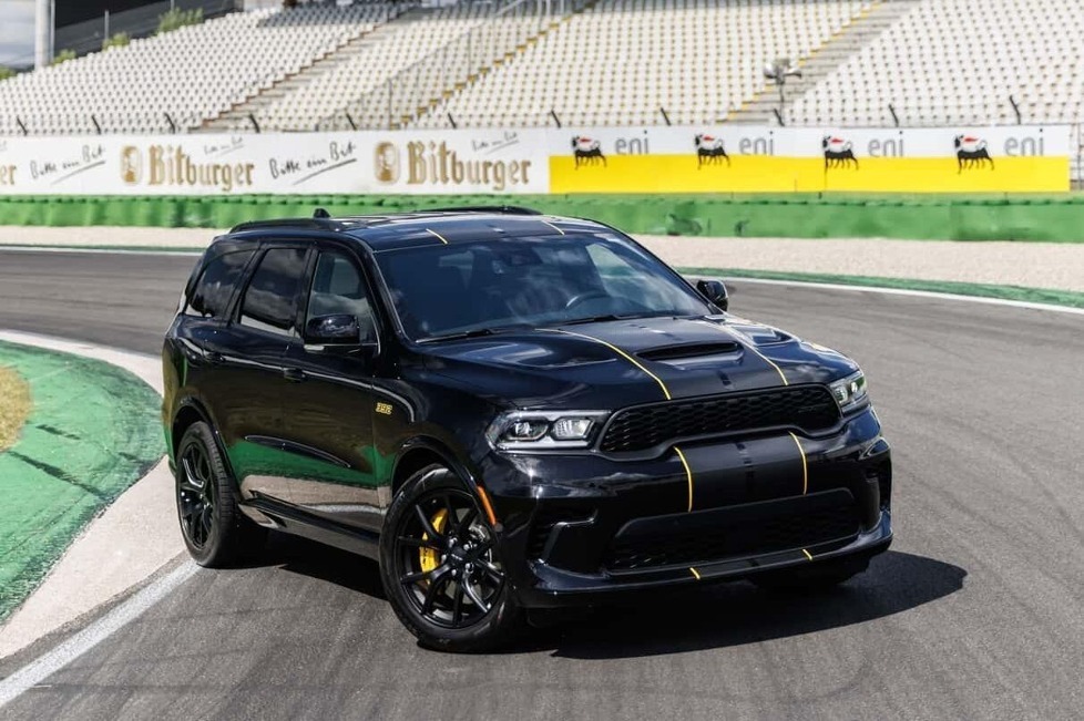 Sondermodell verneigt sich vor dem großartigen 6,4-Liter-V8 mit viel Carbon, Leder und Gelb