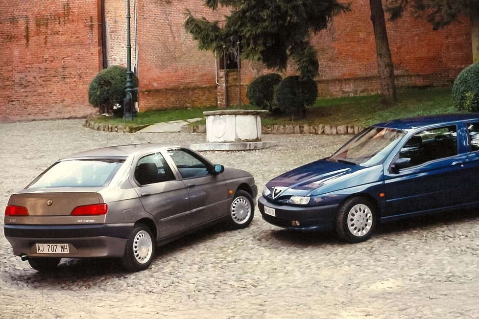 Sein Design gefiel nicht jedem, doch jetzt feiert der Alfa Romeo 145 seinen 30. Geburtstag: Wir blicken zurück, auch auf das Stufenheck namens 146