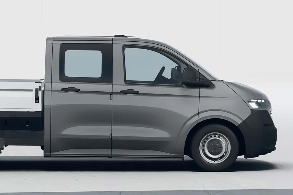 Den neuen T7 Transporter bietet VW auch als Pritschenwagen mit Doppelkabine an: Wir haben Bilder, Preise und Motoren der DoKa