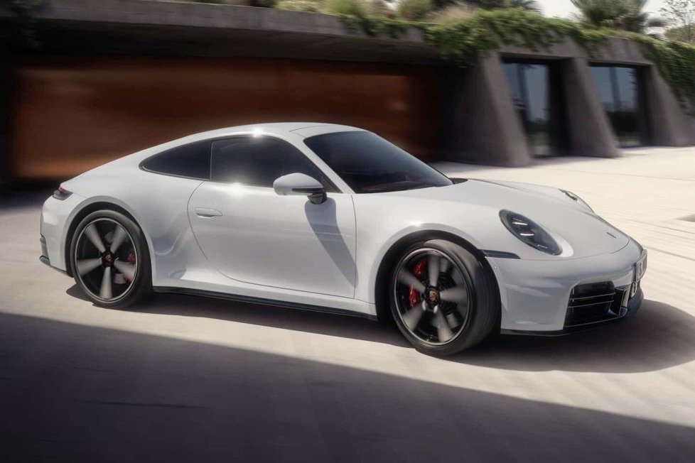 Der Handschalter im 992 Carrera S fällt mit dem Facelift weg, dafür gibt es mehr Dampf, mehr Serienausstattung und einen saftigen Preissprung