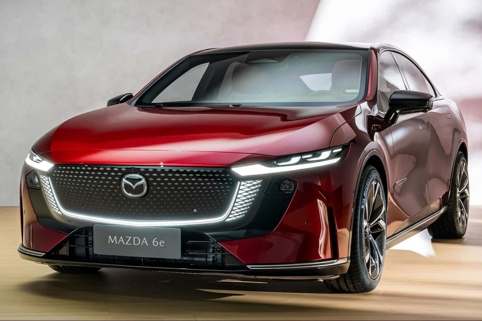 Alle Informationen und Daten zum neuen Mazda6e, der Elektrolimousine, die in zwei Versionen mit Heckantrieb ab Sommer 2025 erhältlich sein wird